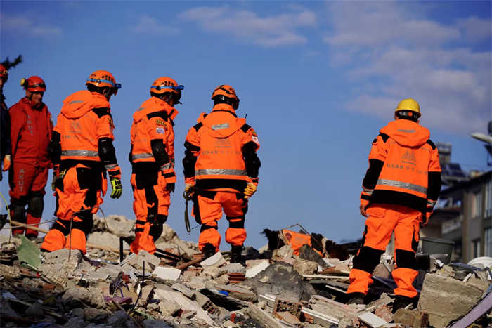 Diário de resgate: aplausos da equipe de resgate turca d?o animo e esperan?a