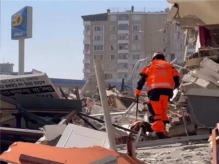 Diário de resgate: aplausos da equipe de resgate turca d?o animo e esperan?a