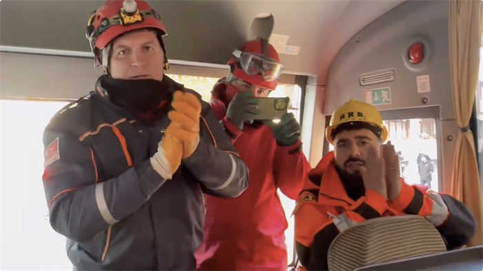 Diário de resgate: aplausos da equipe de resgate turca d?o animo e esperan?a