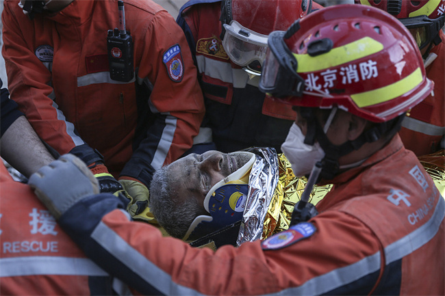 For?as de resgate chinesas salvam mais de 20 sobreviventes na Turquia