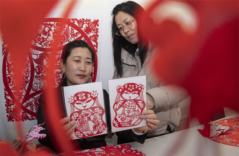 Pessoas celebram Festival da Cabe?a do Drag?o com corte de papel no norte da China