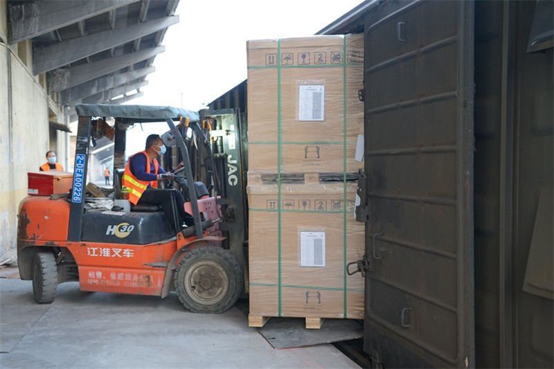 Fujian lan?a primeira carga fotovoltaica direta para Xinjiang