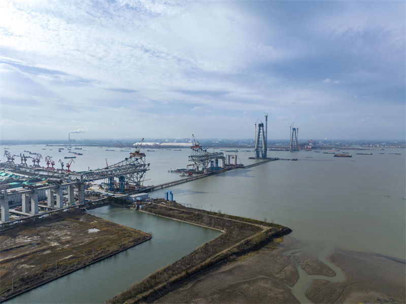 Constru??o da ponte Changtai sobre o rio Yangtze é acelerada no leste da China