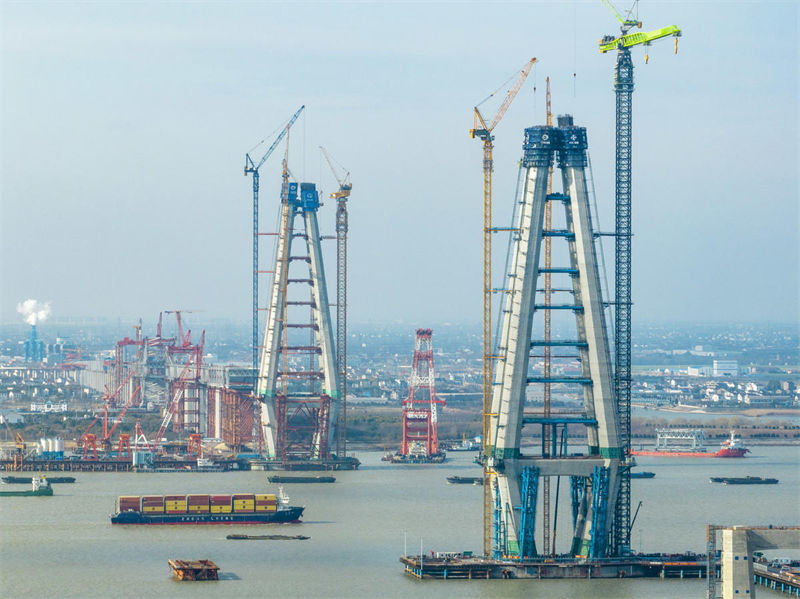 Constru??o da ponte Changtai sobre o rio Yangtze é acelerada no leste da China