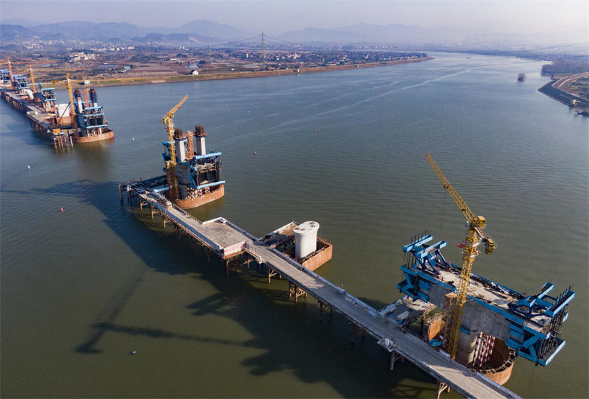 Constru??o de ponte especial sobre o rio Lanjiang avan?a no leste da China