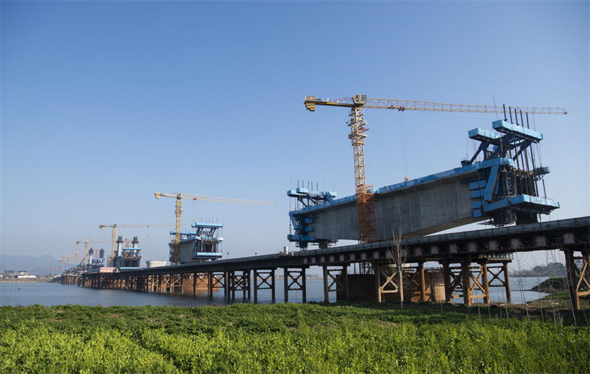 Constru??o de ponte especial sobre o rio Lanjiang avan?a no leste da China