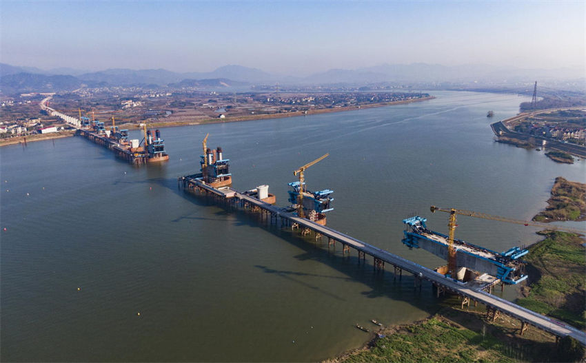 Constru??o de ponte especial sobre o rio Lanjiang avan?a no leste da China