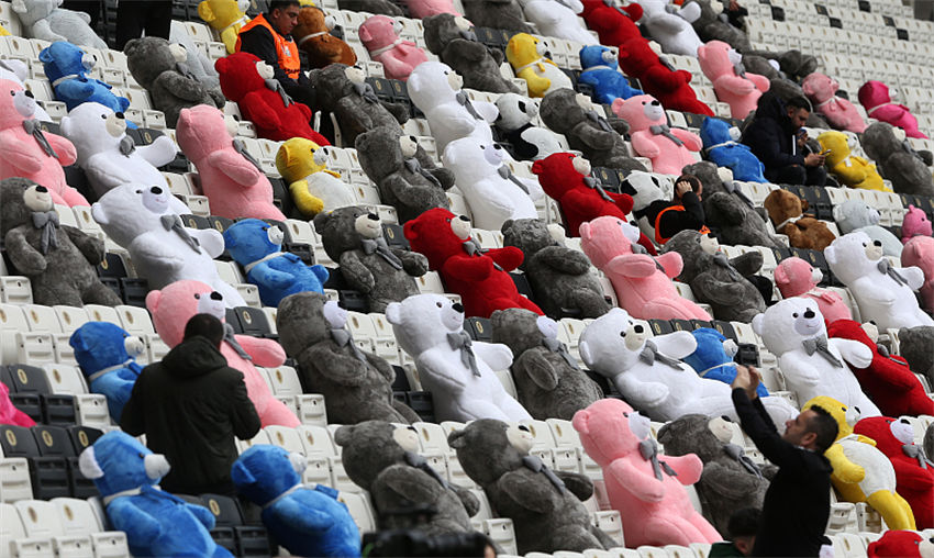 Campeonato Turco de Futebol lamenta crian?as mortas em terremoto