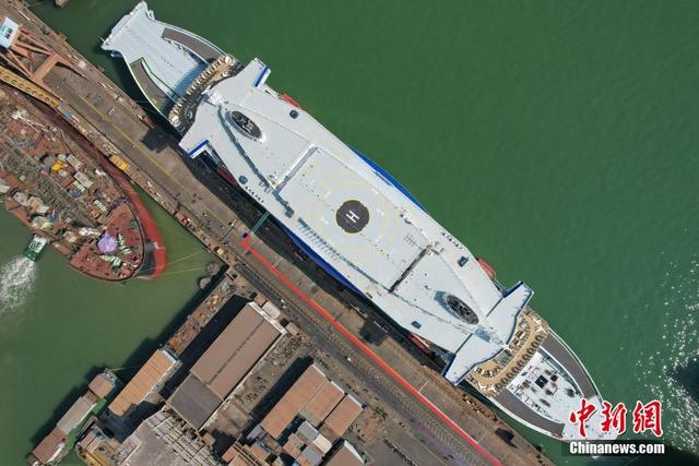 Navio cruzeiro de luxo inovador híbrido construído em Guangzhou prestes a partir para a Europa