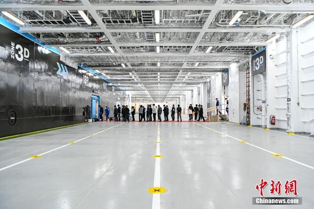 Navio cruzeiro de luxo inovador híbrido construído em Guangzhou prestes a partir para a Europa