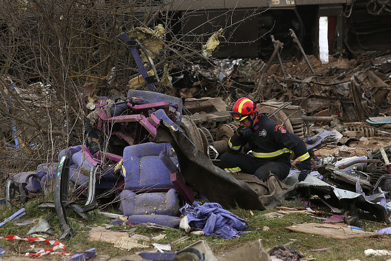 Número de mortos por colis?o de trens no centro da Grécia sobe para 32