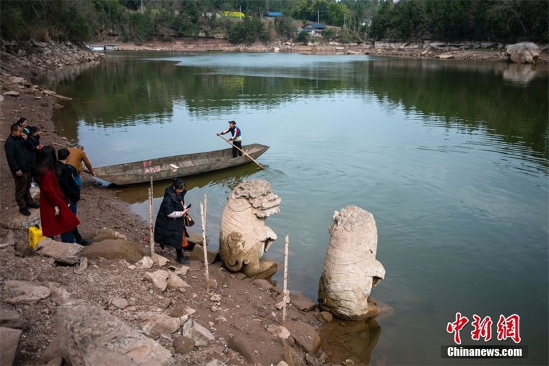 Sichuan: queda no nível das águas em reservatório revela grutas históricas