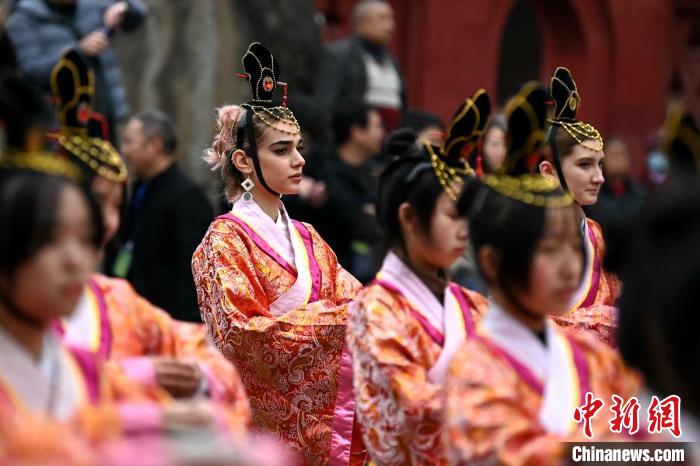 Alunos chineses e estrangeiros participam da cerim?nia tradicional da maioridade em Sichuan