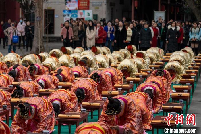 Alunos chineses e estrangeiros participam da cerim?nia tradicional da maioridade em Sichuan