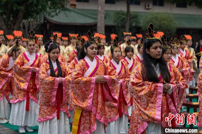 Alunos chineses e estrangeiros participam da cerim?nia tradicional da maioridade em Sichuan