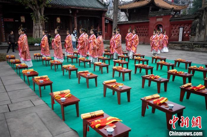 Alunos chineses e estrangeiros participam da cerim?nia tradicional da maioridade em Sichuan