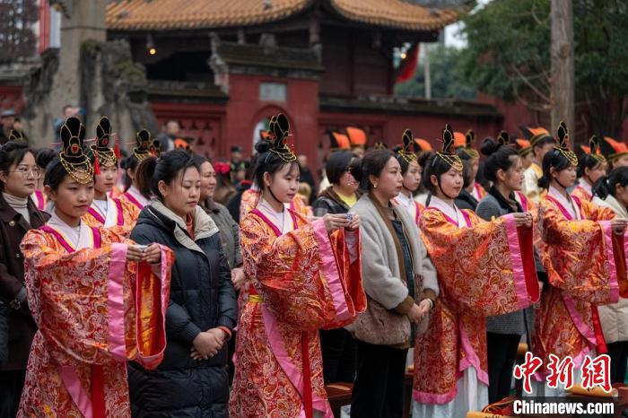 Alunos chineses e estrangeiros participam da cerim?nia tradicional da maioridade em Sichuan