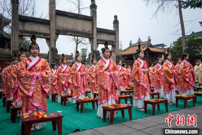 Alunos chineses e estrangeiros participam da cerim?nia tradicional da maioridade em Sichuan