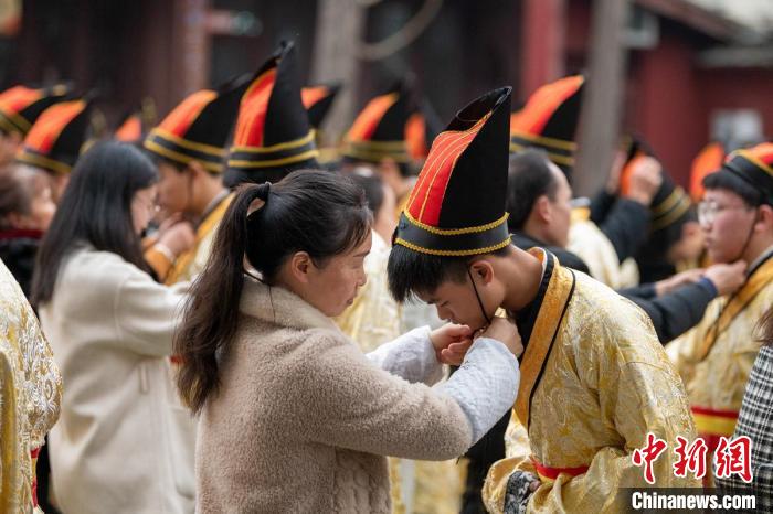 Alunos chineses e estrangeiros participam da cerim?nia tradicional da maioridade em Sichuan