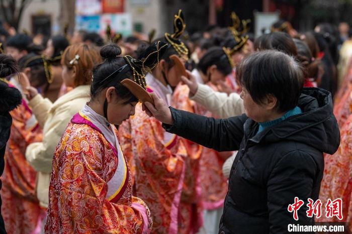 Alunos chineses e estrangeiros participam da cerim?nia tradicional da maioridade em Sichuan
