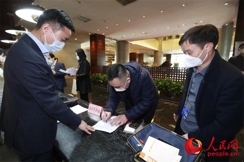 Duas Sess?es: conselheiros políticos chineses registram-se sucessivamente 