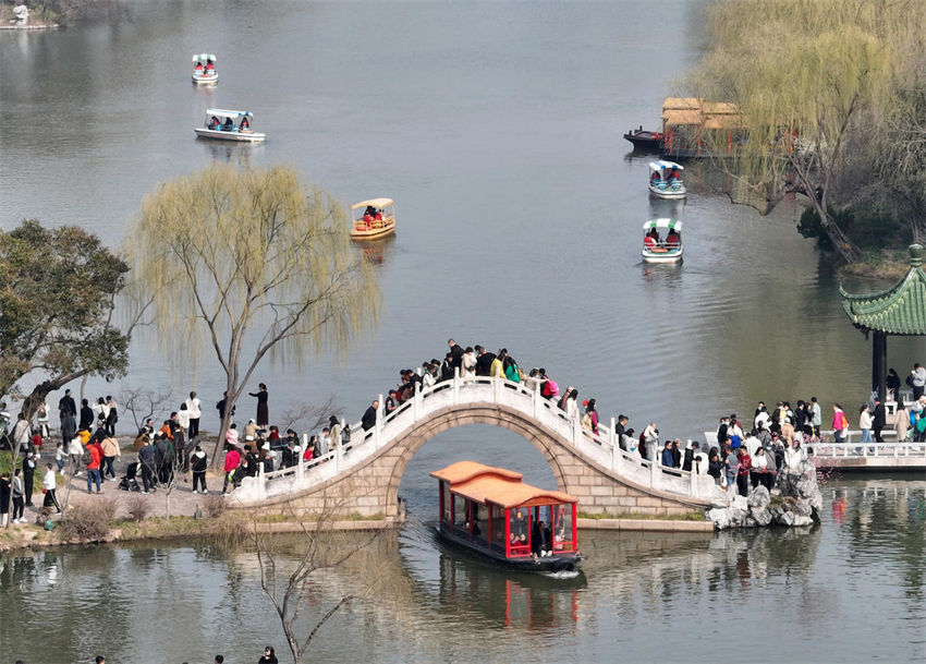 Beleza do Slender West Lake atrai turistas no leste da China