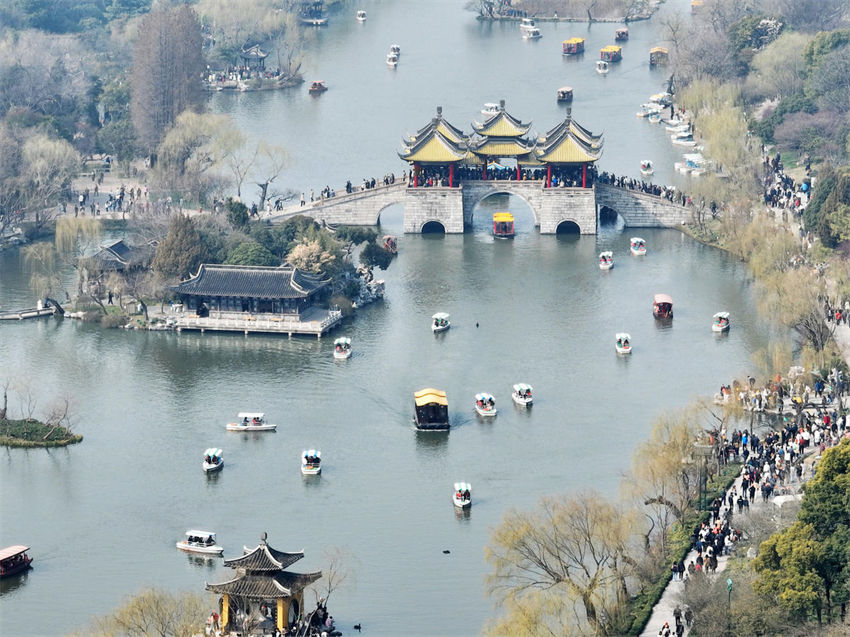 Beleza do Slender West Lake atrai turistas no leste da China