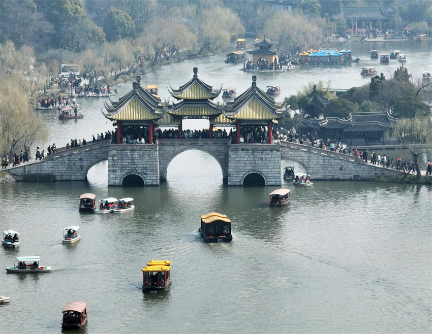 Beleza do Slender West Lake atrai turistas no leste da China