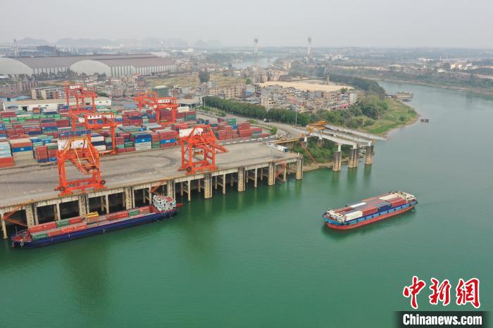 Porto de Guigang retoma atividade intensa