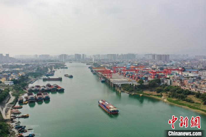 Porto de Guigang retoma atividade intensa