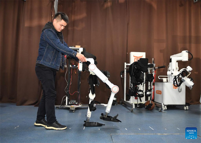 Paraplégico usa rob? para treinamento de reabilita??o no sudoeste da China