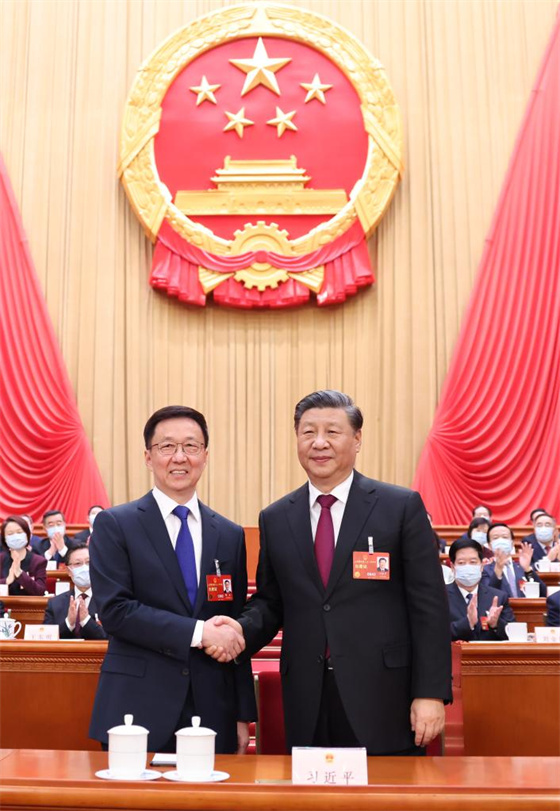 Xi Jinping é eleito presidente chinês e presidente da CMC da RPC por unanimidade