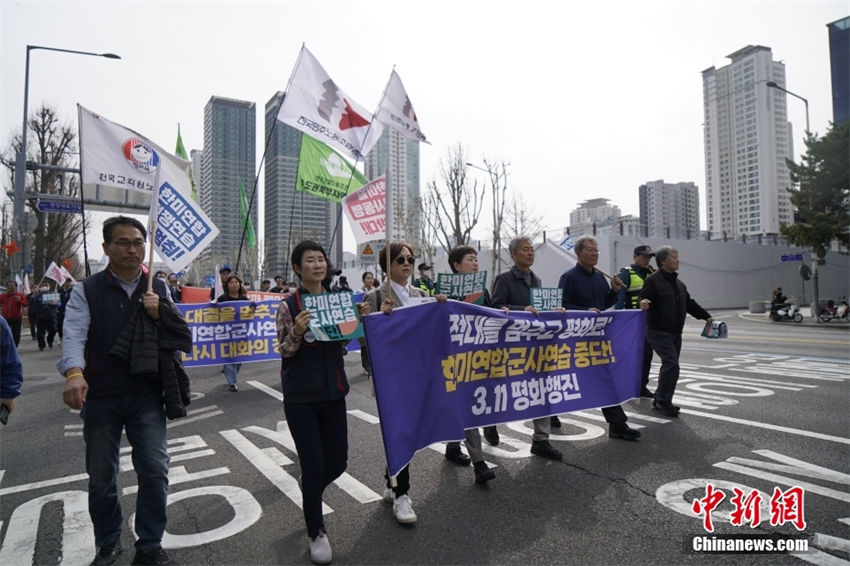 Grupos cívicos sul-coreanos realizam manifesta??o contra exercício militar