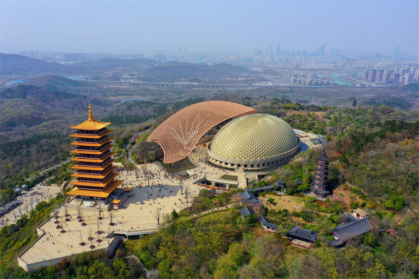 Galeria: chegada da primavera atrai inúmeros visitantes à montanha Niushou