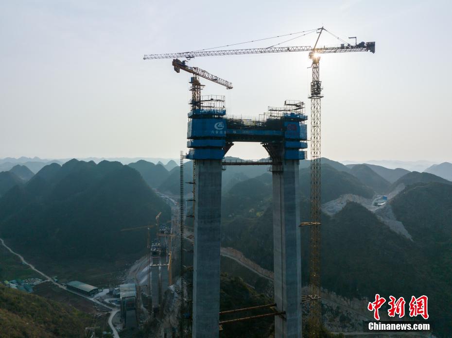 Ponte sobre Grand Canyon de Huajiang está em constru??o em Guizhou
