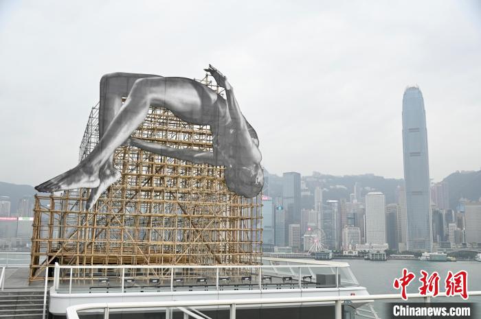 Instala??o gigante do artista francês JR surge em Hong Kong