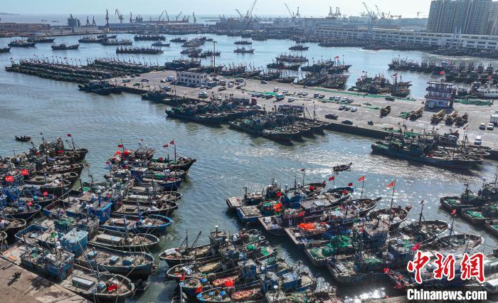 Barcos de pesca regressam aos portos devido a ventos fortes no leste da China