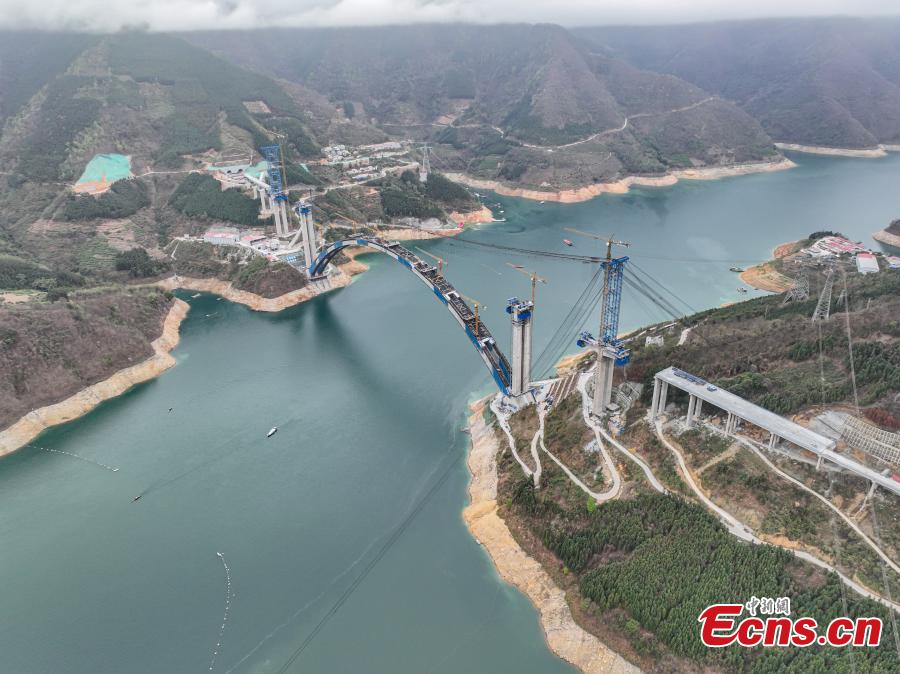 Maior ponte de arco de v?o do mundo está em constru??o no sul da China