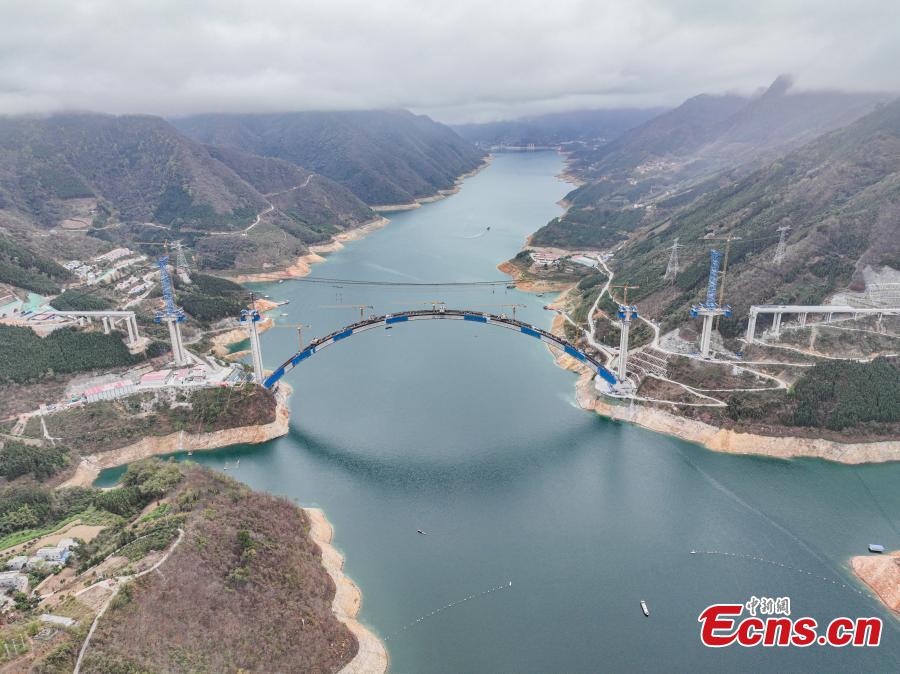 Maior ponte de arco de v?o do mundo está em constru??o no sul da China