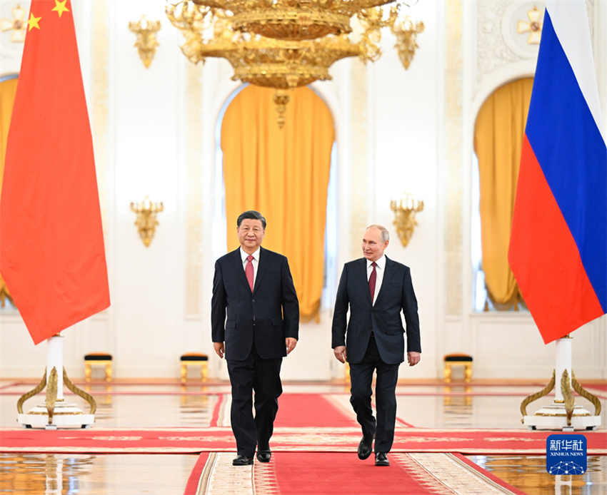 Xi Jinping e Putin destacam conversa??es como solu??o da crise ucraniana