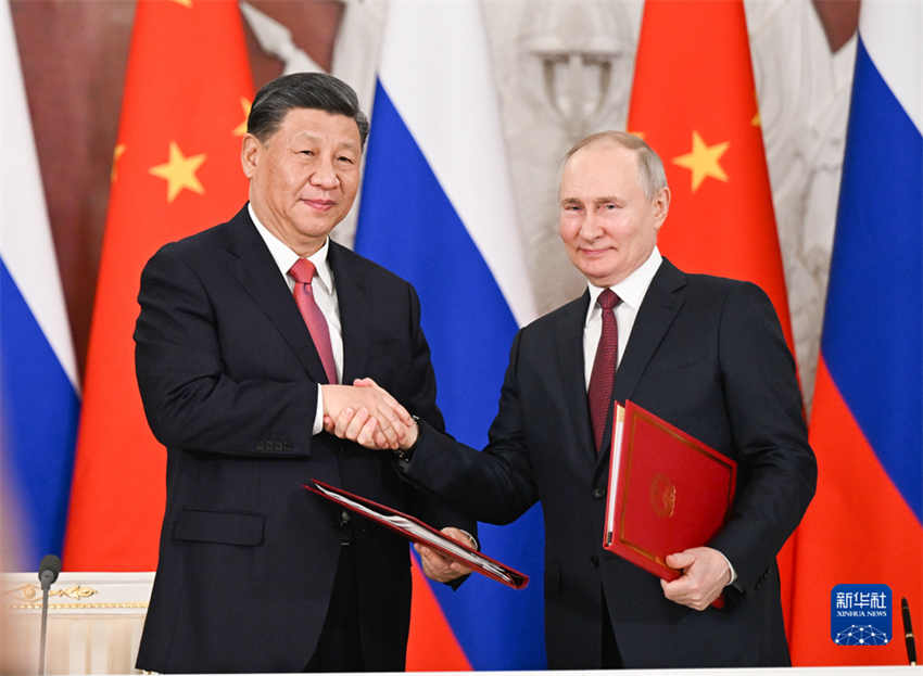 Xi Jinping e Putin destacam conversa??es como solu??o da crise ucraniana