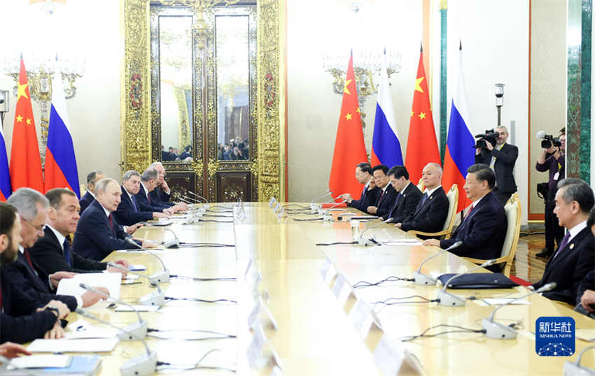 Xi Jinping e Putin destacam conversa??es como solu??o da crise ucraniana