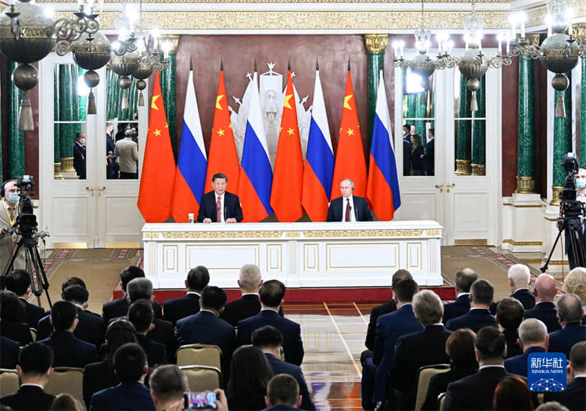 Xi Jinping e Putin destacam conversa??es como solu??o da crise ucraniana