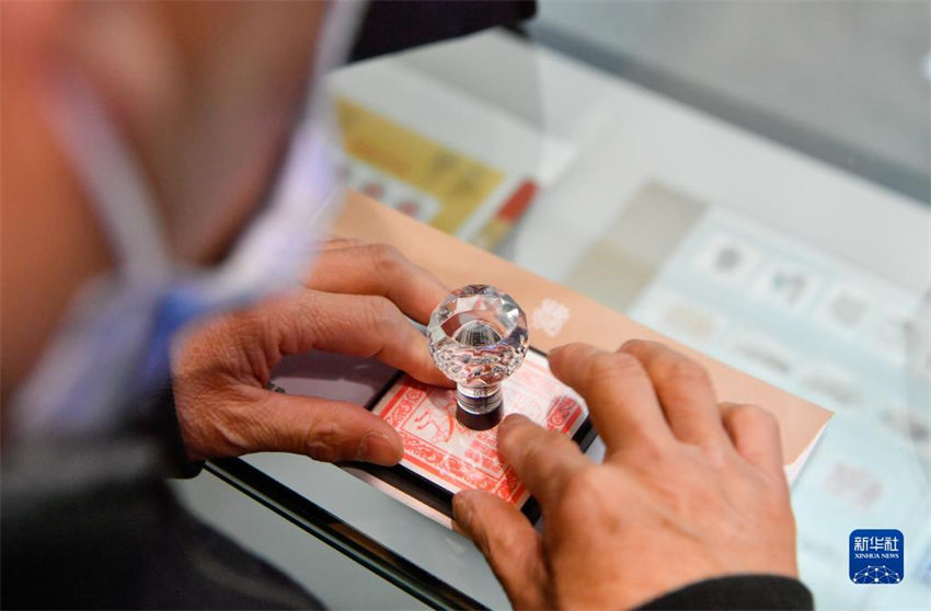 Capa comemorativa e cart?o postal do 145o aniversário dos correios modernos da chinês foram emitidos em Tianjin