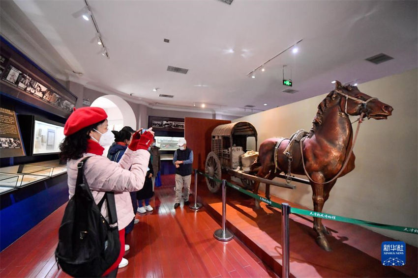 Capa comemorativa e cart?o postal do 145o aniversário dos correios modernos da chinês foram emitidos em Tianjin