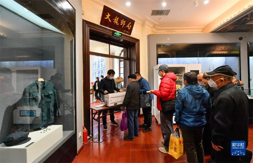 Capa comemorativa e cart?o postal do 145o aniversário dos correios modernos da chinês foram emitidos em Tianjin