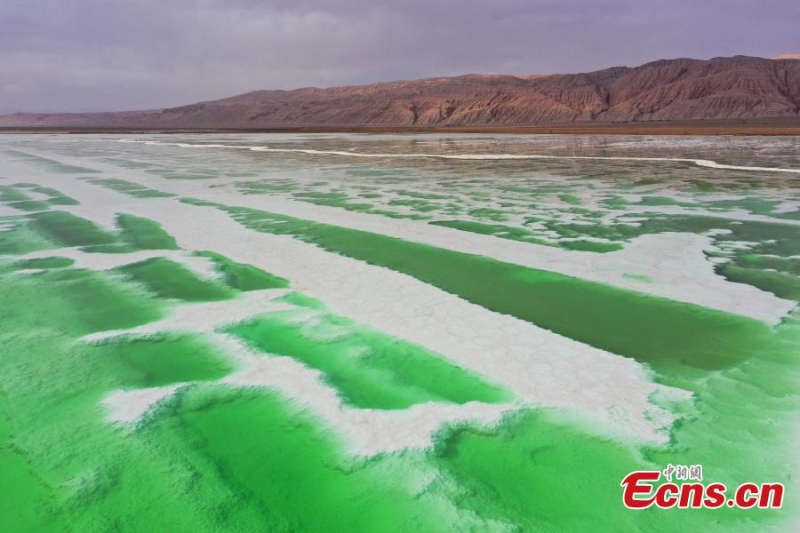 Lago Esmeralda chama aten??o na Bacia de Qaidam em Qinghai
