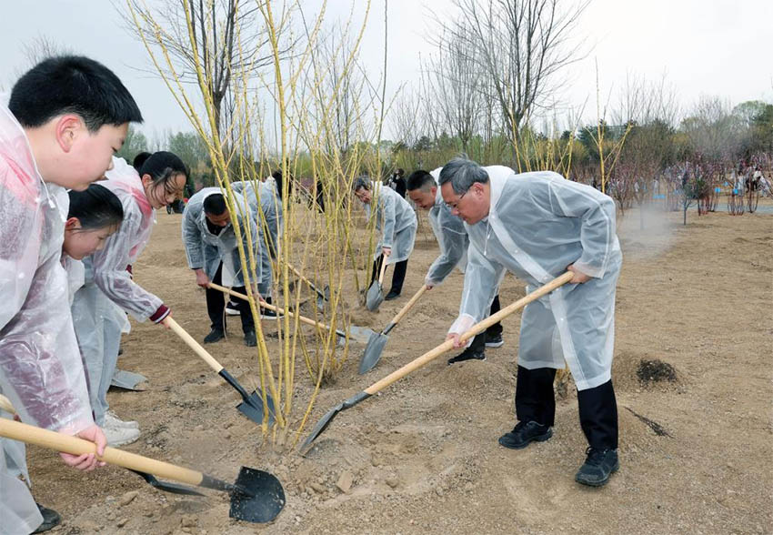 Xi Jinping planta árvores em Beijing, pedindo mais esfor?os de reflorestamento para desenvolvimento verde e constru??o da bela China