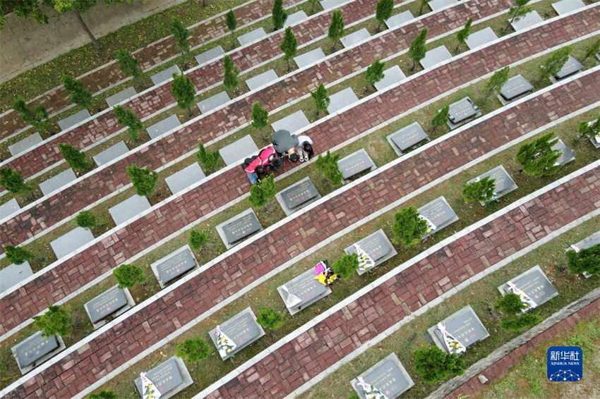 Pessoas prestam homenagens a ancestrais no Festival Qingming