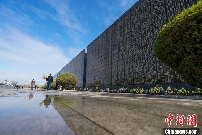 Habitantes de Tangshan homenageiam vítimas do terremoto ocorrido em 1976